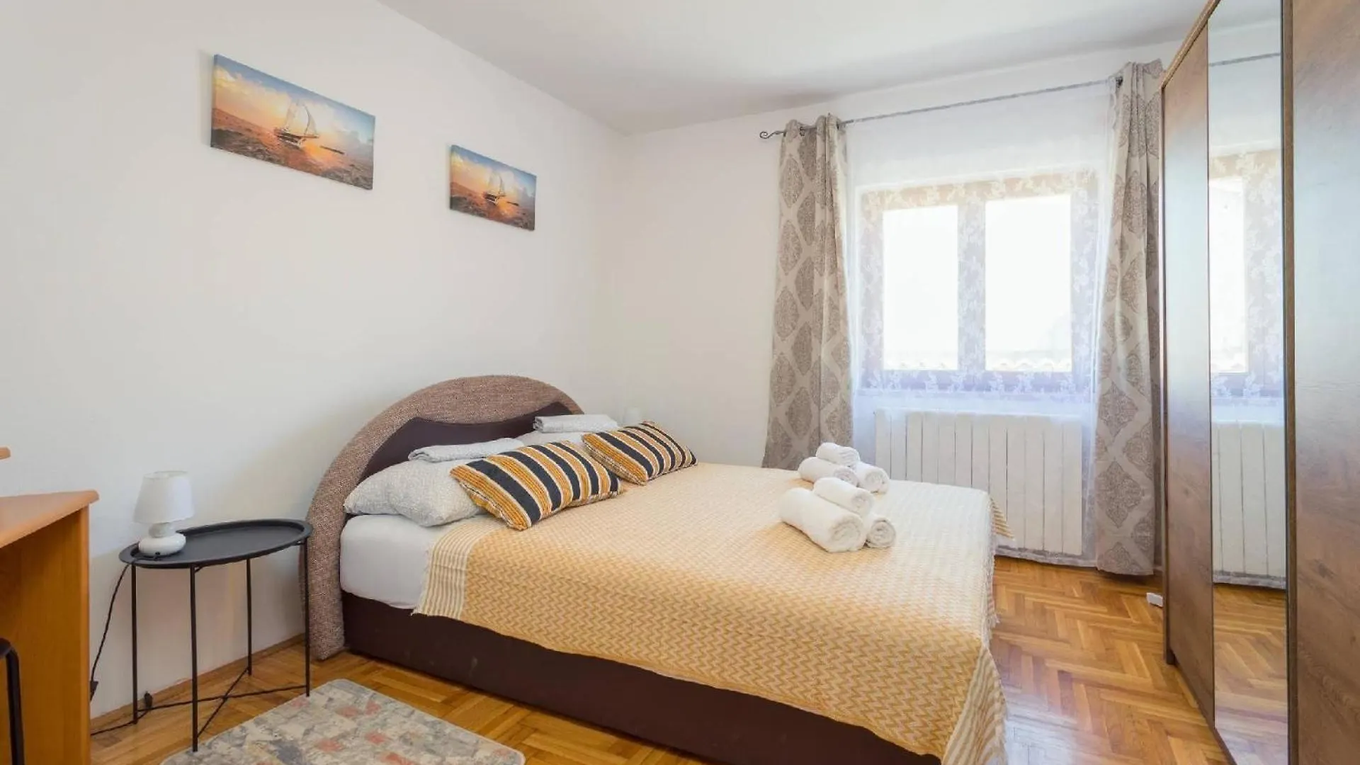 Vakantiehuis 4 Schlafzimmer, 3 Badezimmer, Wohnzimmer, Voll Ausgestattete Kueche, Privater Pool, Sommerkueche, Grill, Garten Pula