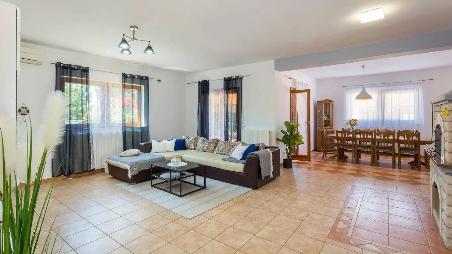 4 Schlafzimmer, 3 Badezimmer, Wohnzimmer, Voll Ausgestattete Kueche, Privater Pool, Sommerkueche, Grill, Garten Pula Vakantiehuis