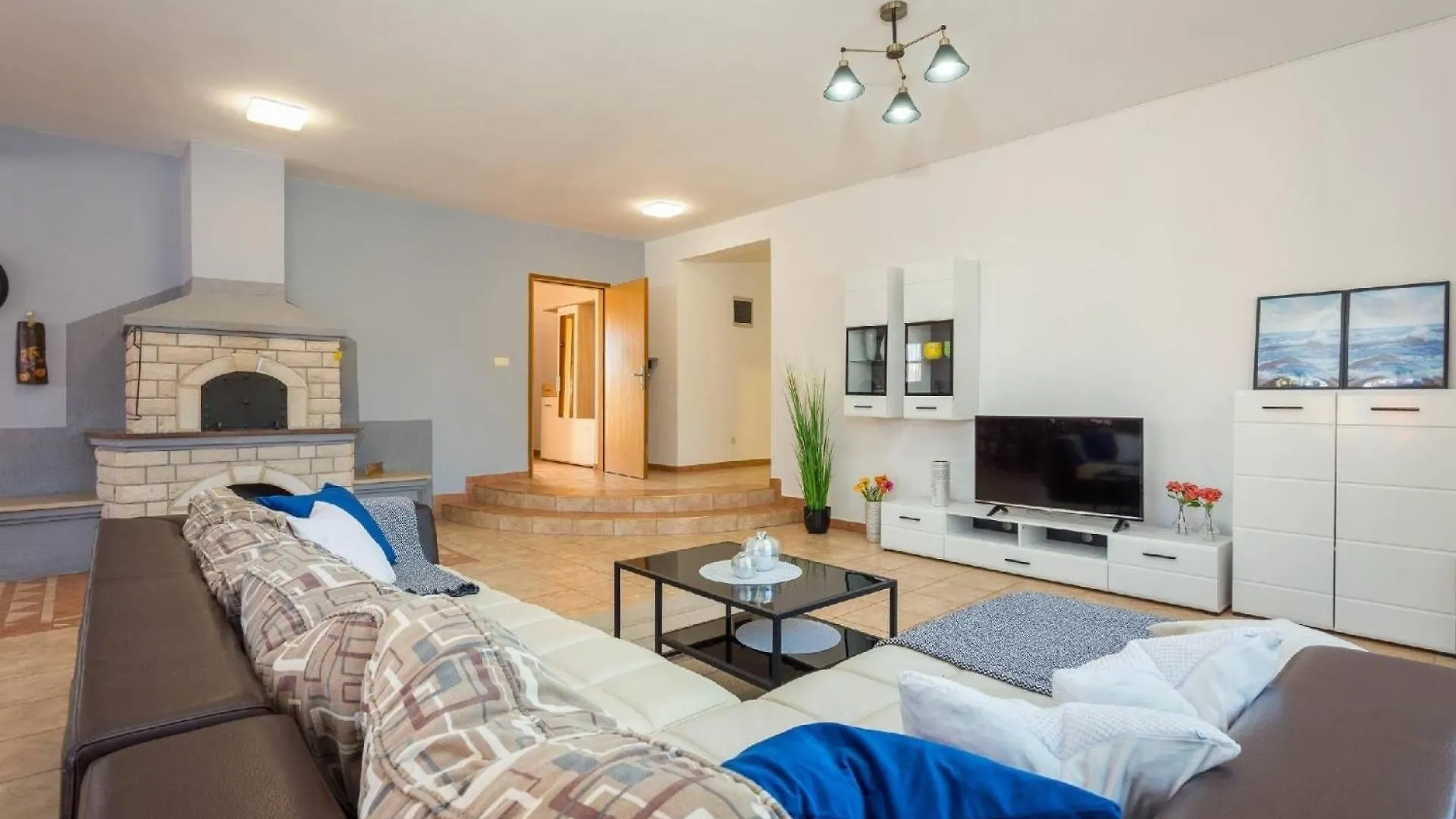 Vakantiehuis 4 Schlafzimmer, 3 Badezimmer, Wohnzimmer, Voll Ausgestattete Kueche, Privater Pool, Sommerkueche, Grill, Garten Pula Kroatië