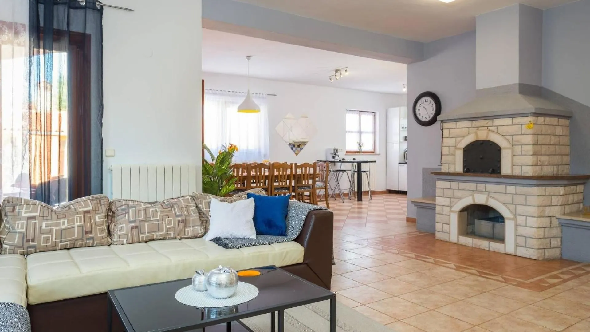 Vakantiehuis 4 Schlafzimmer, 3 Badezimmer, Wohnzimmer, Voll Ausgestattete Kueche, Privater Pool, Sommerkueche, Grill, Garten Pula