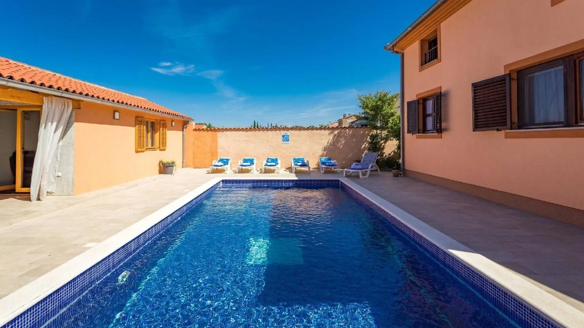 4 Schlafzimmer, 3 Badezimmer, Wohnzimmer, Voll Ausgestattete Kueche, Privater Pool, Sommerkueche, Grill, Garten Pula Vakantiehuis
